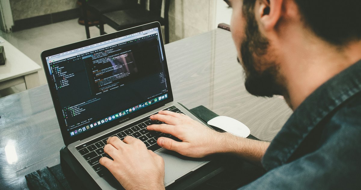 Praca jako programista - jak zacząć karierę bez doświadczenia