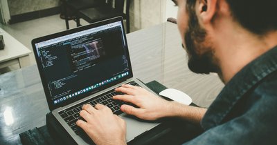 Praca jako programista - jak zacząć karierę bez doświadczenia