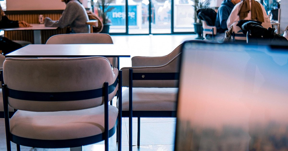 Bezpieczne WiFi publiczne - jak chronić się w kawiarniach i hotelach