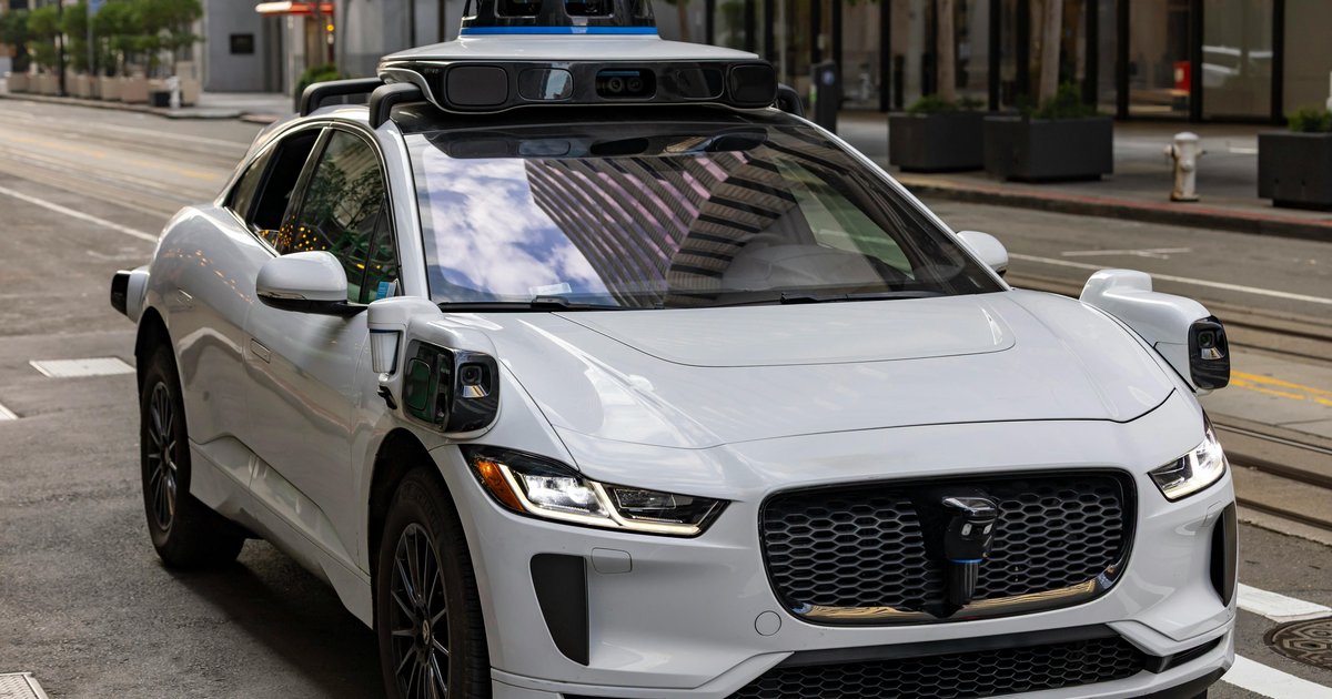 Pojazdy autonomiczne Tesla vs konkurencja - kto wygra wyścig?