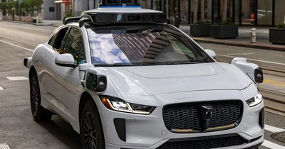 Pojazdy autonomiczne Tesla vs konkurencja - kto wygra wyścig?